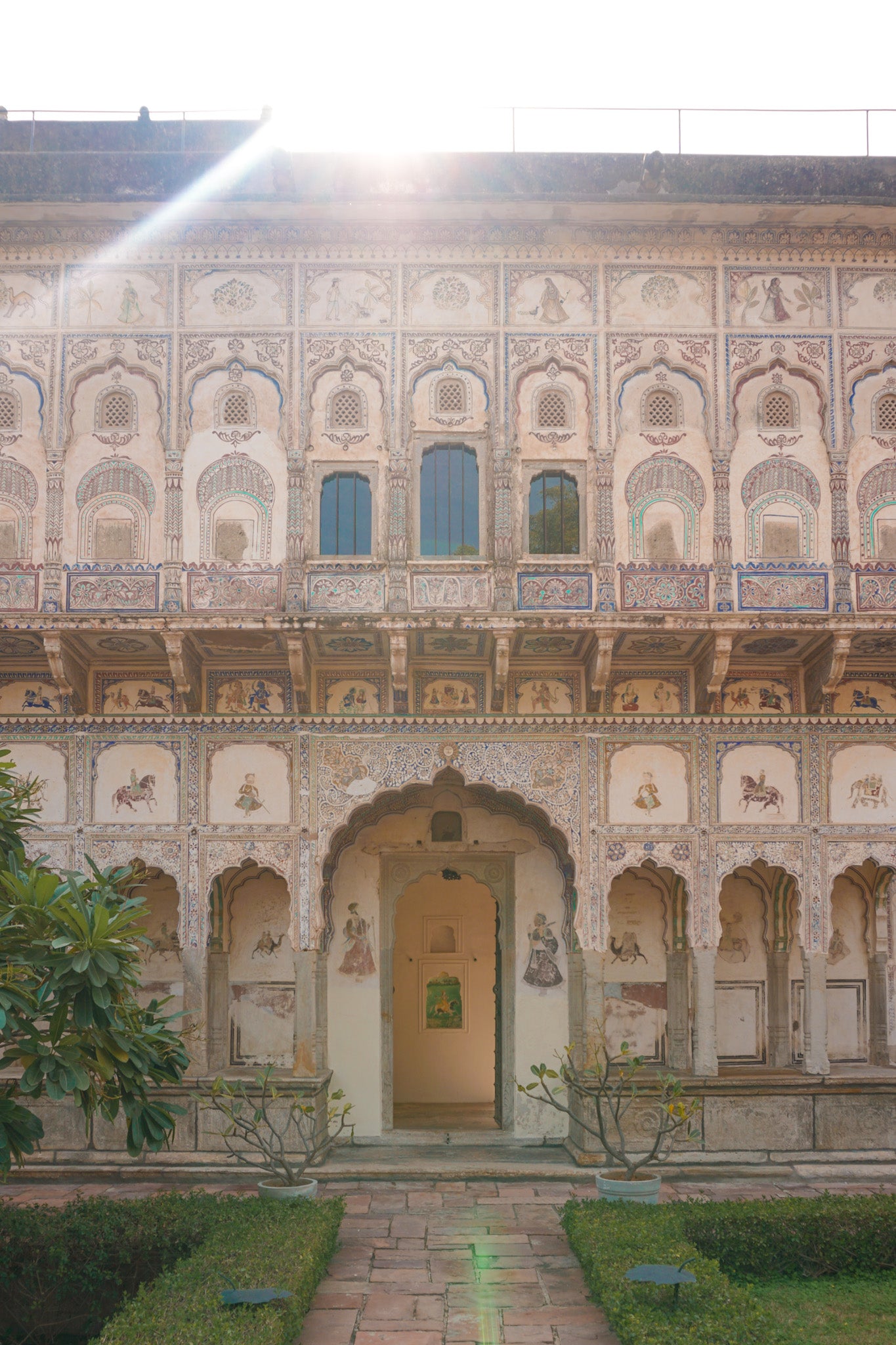 Deeppura Garh facade in India with painted frescoes